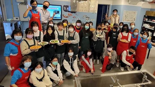 国立海洋科技博物馆与学校合作举办「双语烹饪课程」。（国立海洋科技博物馆提供／陈彩玲基隆传真）