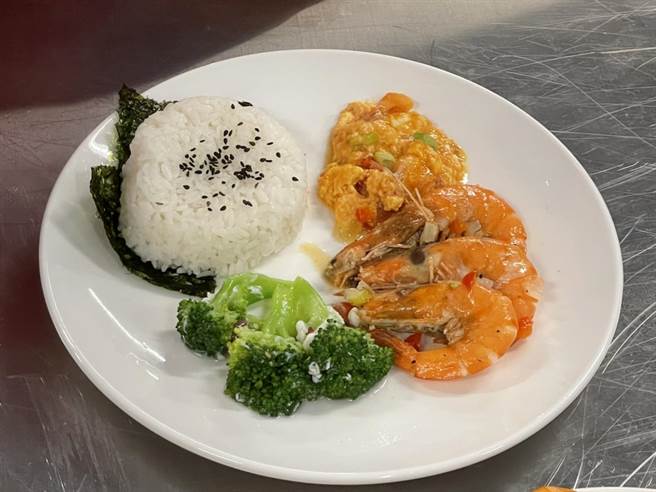 海科志工老师王桂涵接手传授烹调技巧，指导学生制作多项海味料理。（国立海洋科技博物馆提供／陈彩玲基隆传真）