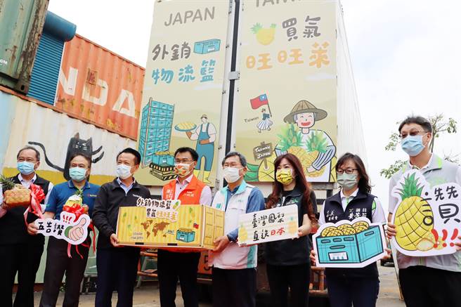 农委会主委陈吉仲、嘉义县长翁章梁、立委陈明文等人今一同见证凤梨封柜启航。（吕妍庭摄）