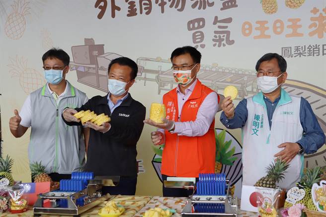 农委会主委陈吉仲、嘉义县长翁章梁、立委陈明文等人也一同见证封柜启航。（吕妍庭摄）