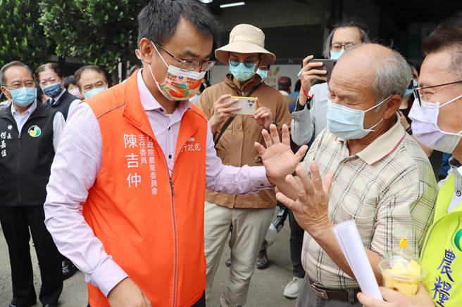 陈姓凤梨农现身会场，表示要向农委会主委陈吉仲陈情。（吕妍庭摄）