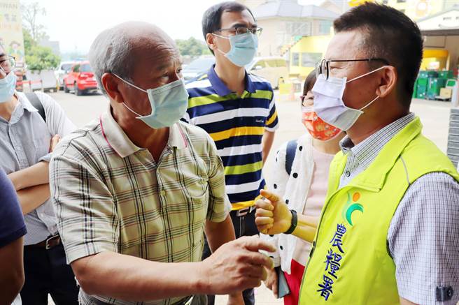 陈姓凤梨农现身会场，表示要向农委会主委陈吉仲反映状况。（吕妍庭摄）