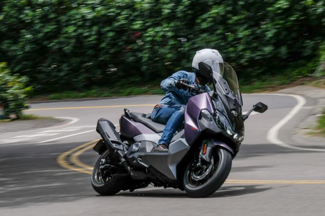 SYM MAXSYM TL提供令人著迷的運動操控表現。（SYM提供）