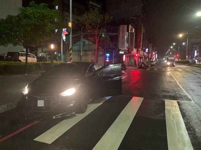 蘇男酒駕在分局前撞倒整排機車。（民眾提供）