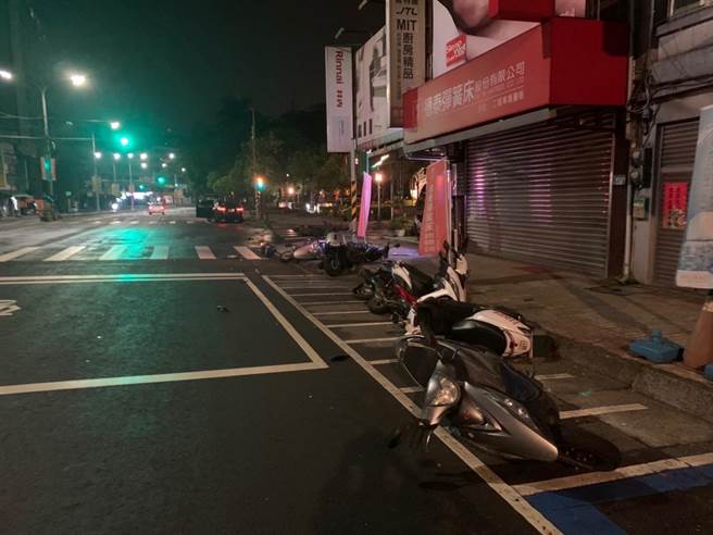 蘇男酒駕在分局前撞倒整排機車。（民眾提供）