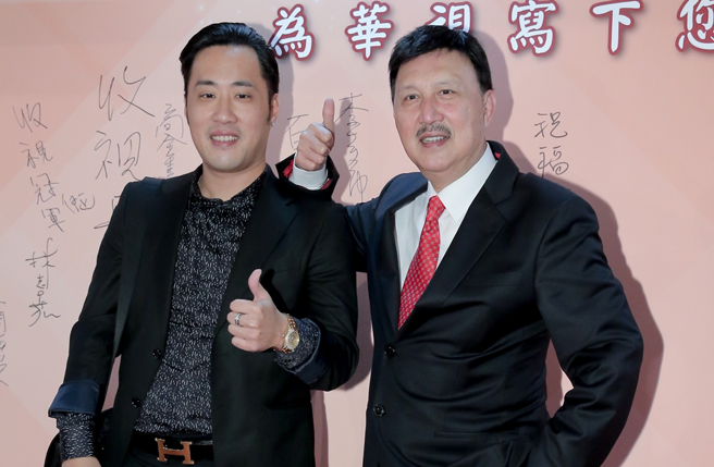 余天曾透露为了走政治路赔了5间房子。（图／中时资料照片）