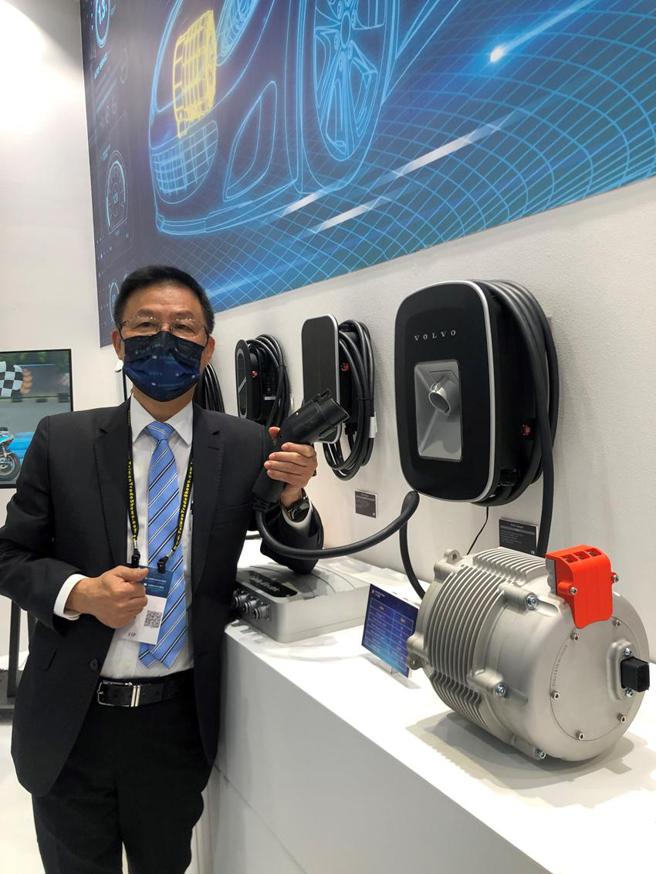 （士林電機參加20日登場台北國際汽機車零配件，首度展出全系列電動汽機車動力系統。士電供應充電樁給VOLVO汽車台灣分公司，圖為士電總經理謝漢章。圖／沈美幸）