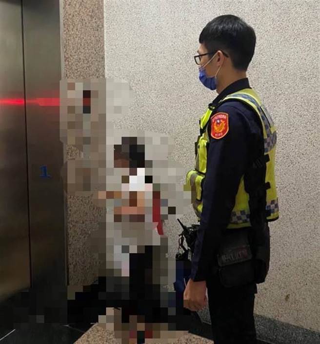 視民如親！台中市一名女童深夜在路上行走，暖心員警特別護送到家。（民眾提供／盧金足台中傳真）