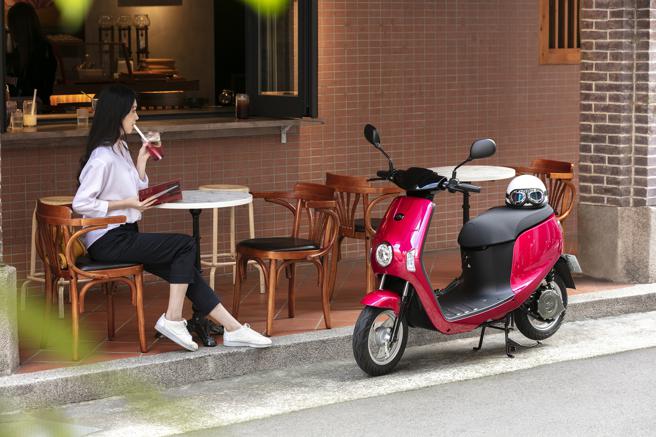 中华eMOVING Shine「魅力红」优雅时尚新车色（中华汽车提供）