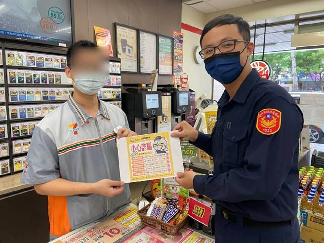 中市第一警分局施姓员警到超商买晚餐，发现有人花万元买游戏点数，查出是遭诈骗集团诈财及时阻诈，并向超商店员宣导反诈骗。（警方提供／陈淑芬台中传真）