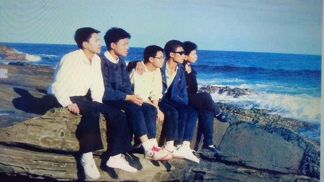 就读大安高工毕业旅行时，简绍琦(左2)与同学们的合照。 (照片由简绍琦提供)