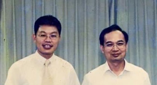 简绍琦(左1)于臺湾工业技术学院(国立臺湾科技大学)博士班毕业时与指导教授欧章煜合影。(照片由简绍琦提供)