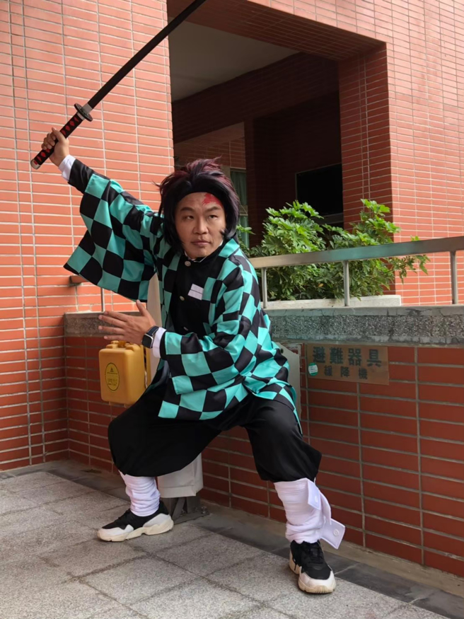 玄奘大学2020年高教深耕计画成果发表会时，简绍琦校长扮演鬼灭之刃男主角炭治郎。(照片由简绍琦提供)