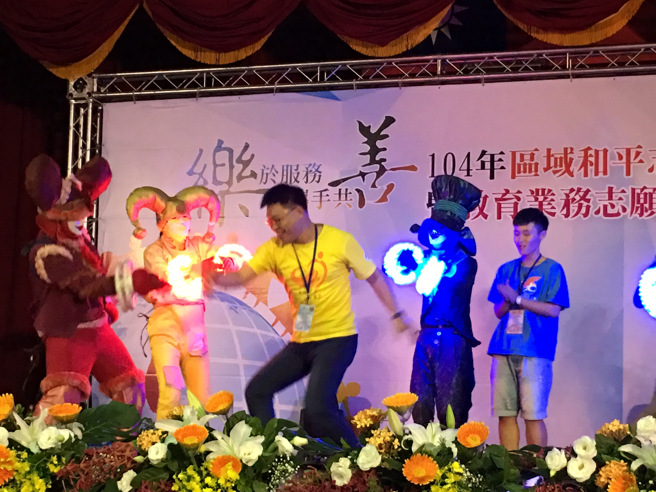 颁奖典礼上动感十足，舞出真我的画面看得出简绍琦舞功高强。(照片由简绍琦提供)