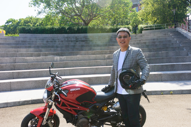 驭风少年筑梦踏实，骑上重机宣传玄奘大学的简绍琦。(照片由简绍琦提供)