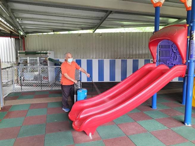 南投縣20日新增13例確診，包括名間大家庭一共10人確診，指標個案為37歲孕婦感冒遲遲不好，主動快篩陽性，包括年僅3歲的兒子、父母、侄子及兄弟姊妹都確診。（衛生局提供／吳建輝南投傳真）