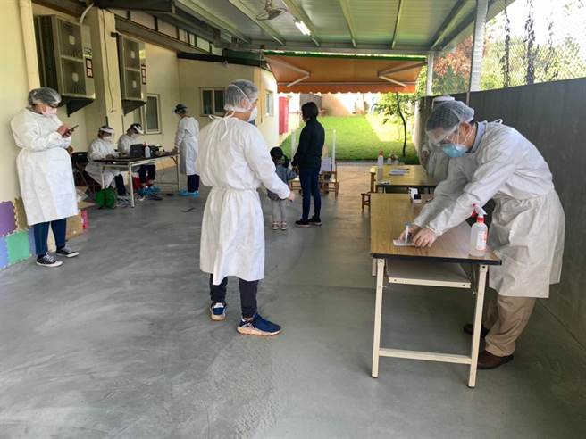 目前匡列孕婦夫家、鄰居等密切接觸者，以及姪子所就讀的國小、幼兒園等共計56人進行篩檢，目前全部都呈陰性，而相關足跡等地也都已經完成清消。（衛生局提供／吳建輝南投傳真）