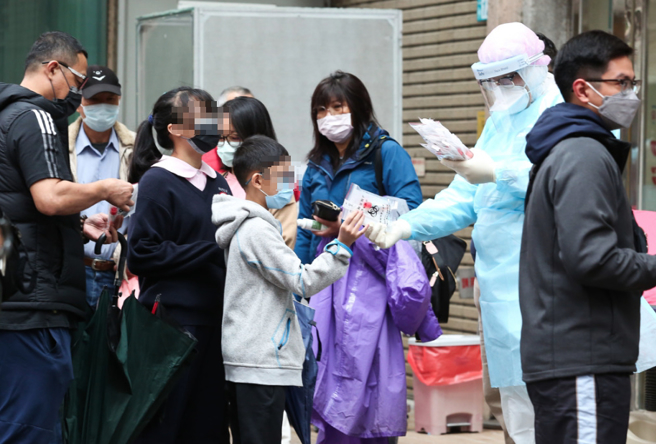 新冠肺炎疫情持续升温，传今日本土确诊破5千例。图为民眾到永和耕莘医院急诊前的筛检站，领取快筛试剂快筛。（资料照 陈俊吉摄）