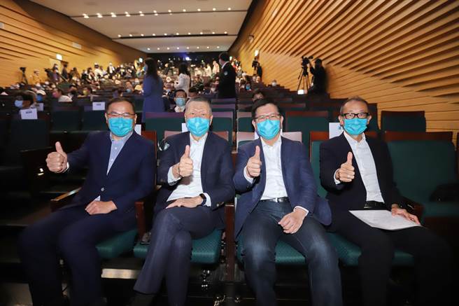 欣传媒举办「观光首都 台北世界好」论坛，邀请晶华酒店集团董事长潘思亮、中华民国无任所大使林佳龙、雄狮集团董事长王文杰以跨界观点探讨疫后观光发展及前瞻展望。（雄狮旅游提供）