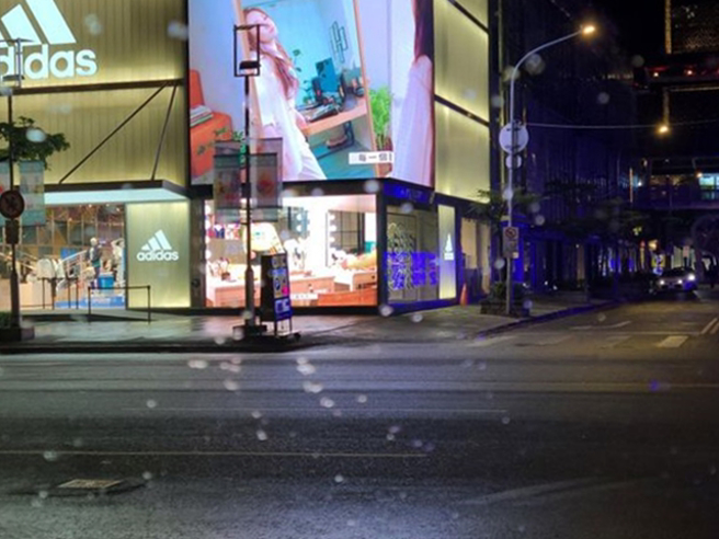 一名在北市信义区百货一级战区担任柜姐的林小姐表示，虽然多数人对疫情已没有这么恐慌，但逛街的民眾还是有明显减少，尤其是昨日才晚间7点半，信义区人车稀疏，宛如一座空城。（图／林小姐授权提供）