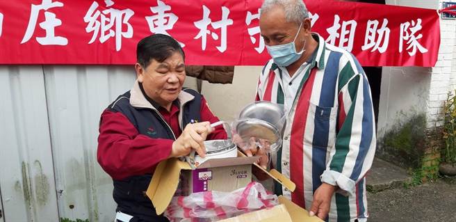 南庄慈善药师罗重盛亲手送上新电锅给风德金。（罗重盛提供／谢明俊苗栗传真）