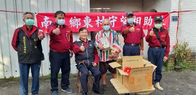 南庄慈善药师罗重盛与南庄东村巡守队志工们一同送食用物资到风家。（罗重盛提供／谢明俊苗栗传真）