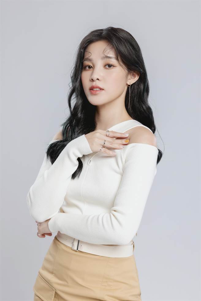 李佳欢推出新单曲〈绕了这么大一圈〉。（游手好弦娱乐提供）