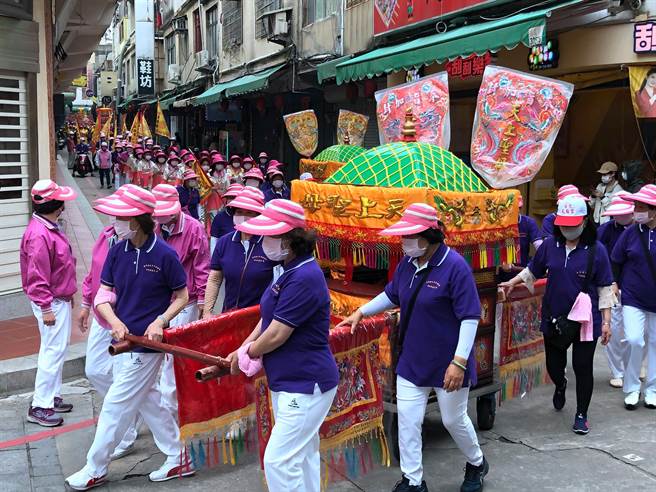 金門后浦蘇府四千歲聖誕千秋暨迎媽祖聯合慶典，城廂4里境主神明在信眾的簇擁下，穿梭大街小巷遶境巡安。（李金生攝）