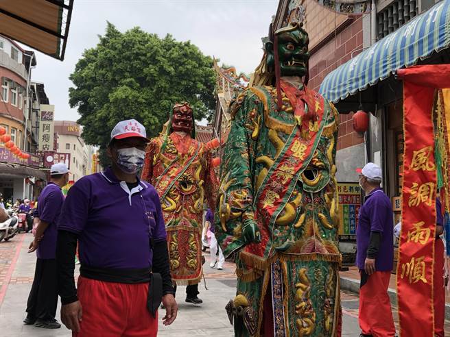 媽祖座前的千里眼、順風耳威風凜凜先行，吸引信眾虔敬的目光。（李金生攝）