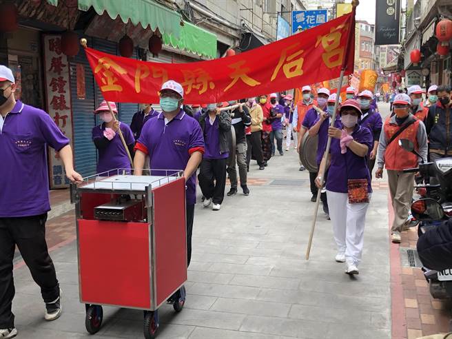 遶境巡安隊伍迤邐通過后浦中興路，為觀光小鎮帶來熱鬧氣氛。（李金生攝）
