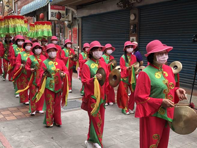遶境巡安隊伍迤邐通過后浦中興路，為觀光小鎮帶來熱鬧氣氛。（李金生攝）