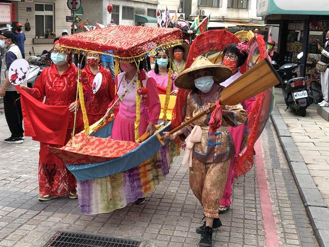 遶境巡安隊伍中的「搖旱船」饒富傳統風情。（李金生攝）