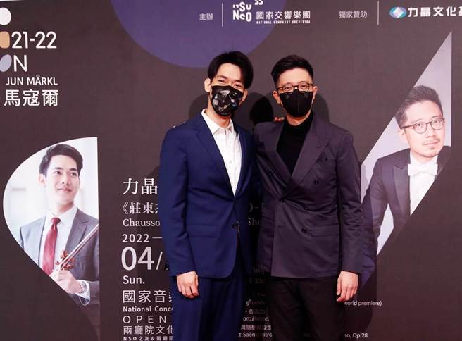 风尘仆仆，丹麦马尔他指挥大赛首奖得主庄东杰（右）再次返台，完成隔离出关，这次他要与老友小提琴家林品任（左）同台。（陈怡诚摄）