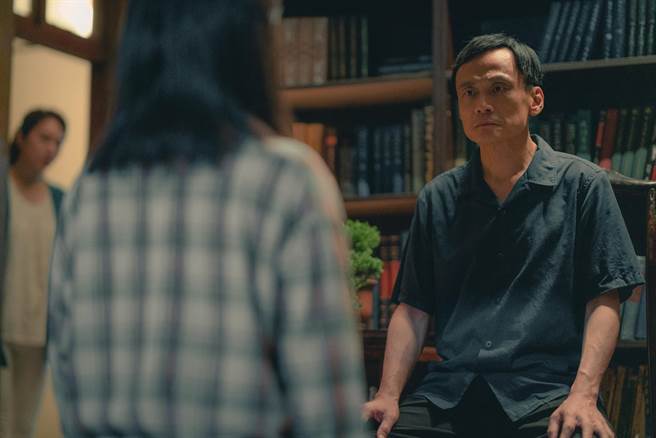 陳以文（右）在片中面對心愛的女兒們，始終無法直接表達父愛。（皮諾丘電影提供）