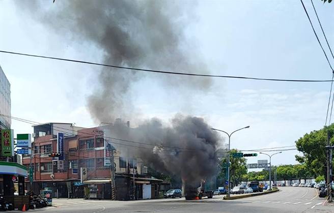 大貨車行經大雅區中清路清泉崗基地大門對面時，車頭突然竄起「無名火」。（民眾提供）