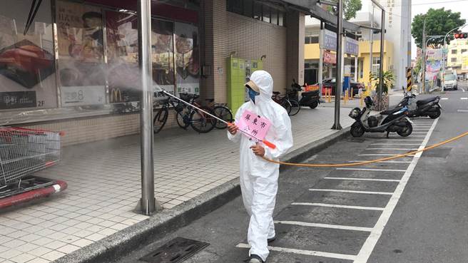 屏东20日确诊＋31，屏县府在确诊者足迹紧急清消。(屏县府提供)