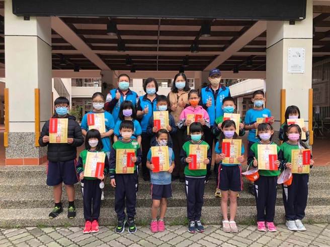 竹南鎮后厝龍鳳宮今年照例發放鎮內國中小學生獎學金。（陳森龍提供／謝明俊苗栗傳真）
