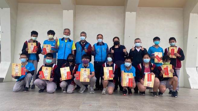 竹南鎮后厝龍鳳宮今年照例發放鎮內國中小學生獎學金。（陳森龍提供／謝明俊苗栗傳真）
