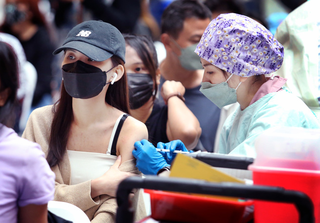 本土疫情快速擴散，不少民眾加緊施打疫苗增加防護力。（圖／報系資料照）