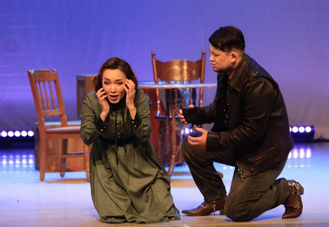 马斯卡尼的《乡村骑士》故事改编自义大利西西里岛的真实社会案件，描述一对出轨男女的婚外情，引发戴绿帽丈夫与老婆情夫间的赌命对决。（台北爱乐歌剧坊提供）