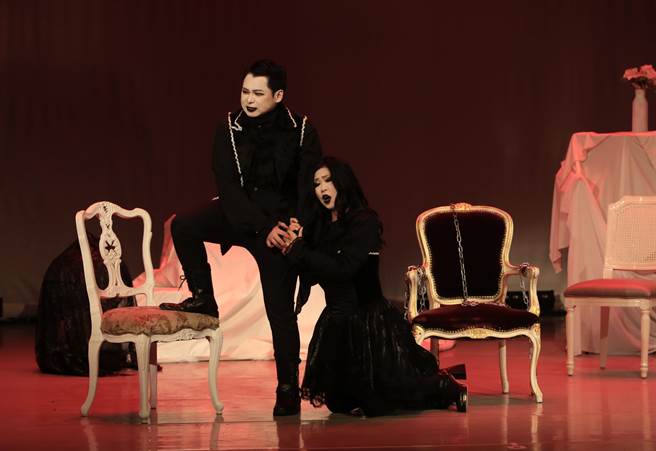 董尼才第的《拉梅默的露琪亚》，可说是义大利美声歌剧典范，剧情有如义大利版的《罗密欧与茱丽叶》，剧中女主角因痛苦而陷入疯狂手刃亲夫、最终也香消玉殒的着名「疯狂场景」，女高音需展现长达十多分钟高难度花腔咏嘆调，不仅是花腔女高音的兵家必争之地，此段也成为电影《第五元素》经典场景配乐。（台北爱乐歌剧坊提供）