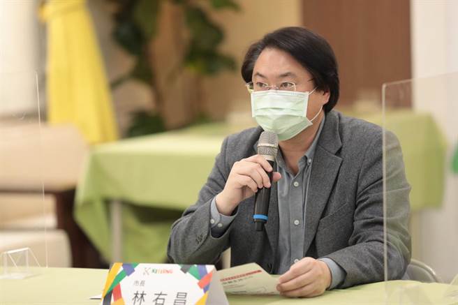 接到親友確診電話通知，基隆市長林右昌提醒，先判斷自己是否有密切接觸，如果答案肯定先不要離開住家，由家人購買快篩試劑確認身體狀況。（基隆市政府提供／陳敬哲基隆傳真）