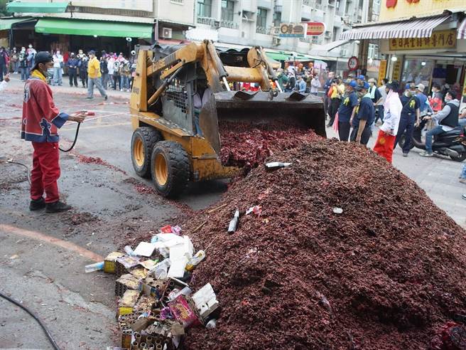 疫情影响与宣导奏效，云林县北港妈祖遶境鞭炮减量约3成。（张朝欣摄）
