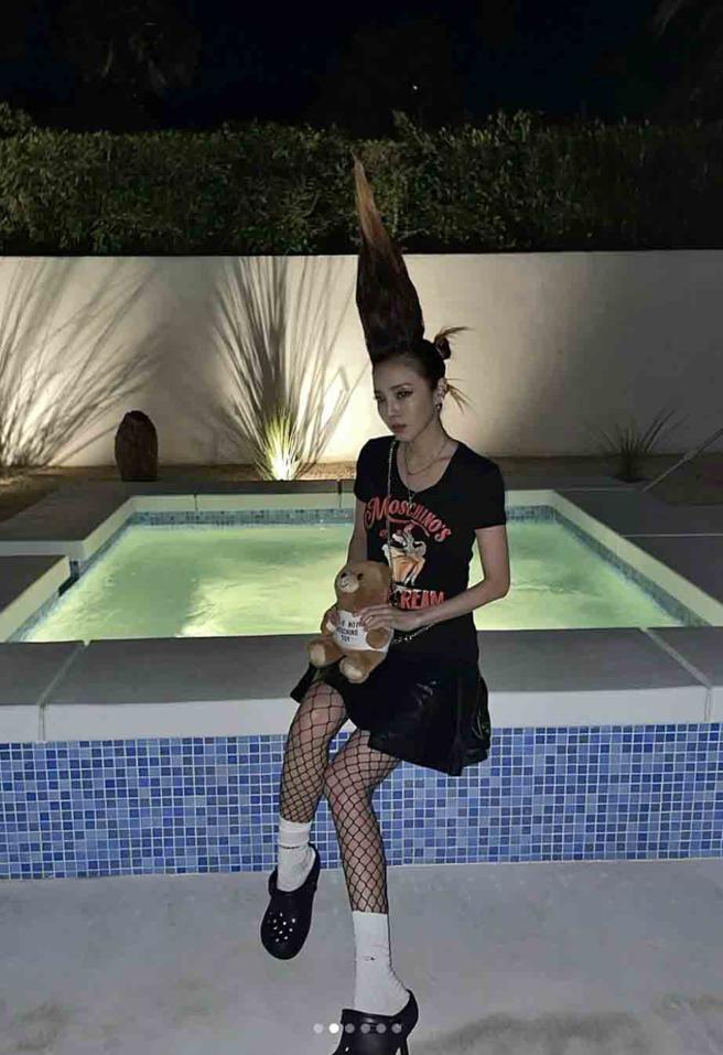 Dara於演出後在泳池邊以MoschinoT、泰迪熊造型包包搭配Balenciaga 與Crocs聯名的厚底拖鞋拍照。（翻攝自Dara IG）