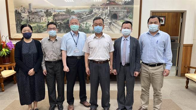 赖峰伟邀集三大医疗院所院长讨论收治轻重症分工问题。（澎湖县政府提供）