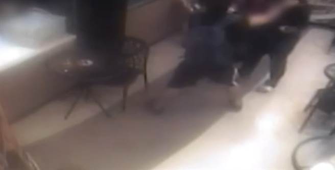 監視器拍下兇嫌傷人過程。（翻攝畫面）