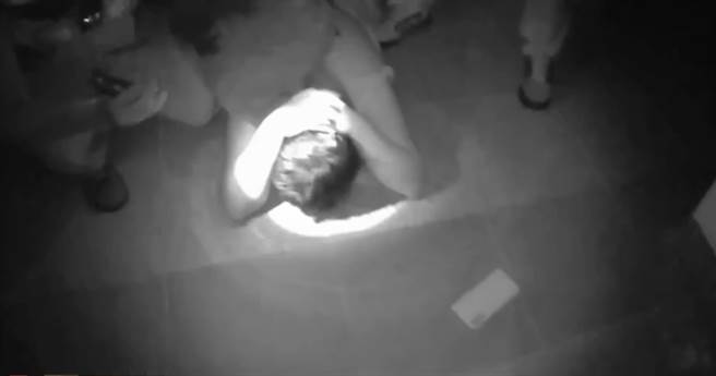 警方發現嫌犯後，喝令他趴在地上，並予以逮捕。（翻攝畫面）