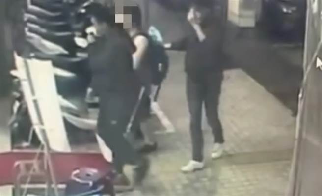 嫌犯被帶回警局偵訊。（翻攝畫面）