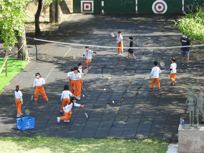 花蓮縣各學校因應全中運，本周一至周四停課，周五將恢復實體上課，教育處呼籲家長多加留意孩子身體狀況，若有出現類似感冒的症狀，請儘速到醫療院所檢查。（羅亦晽攝）