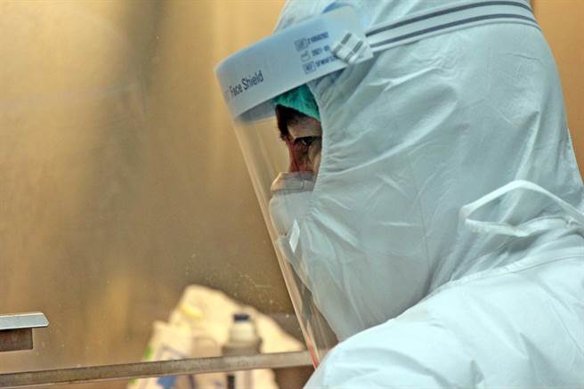 醫檢師謝光華說，他們是疫情中的眼睛，讓病毒無所遁形。（部東醫院提供）